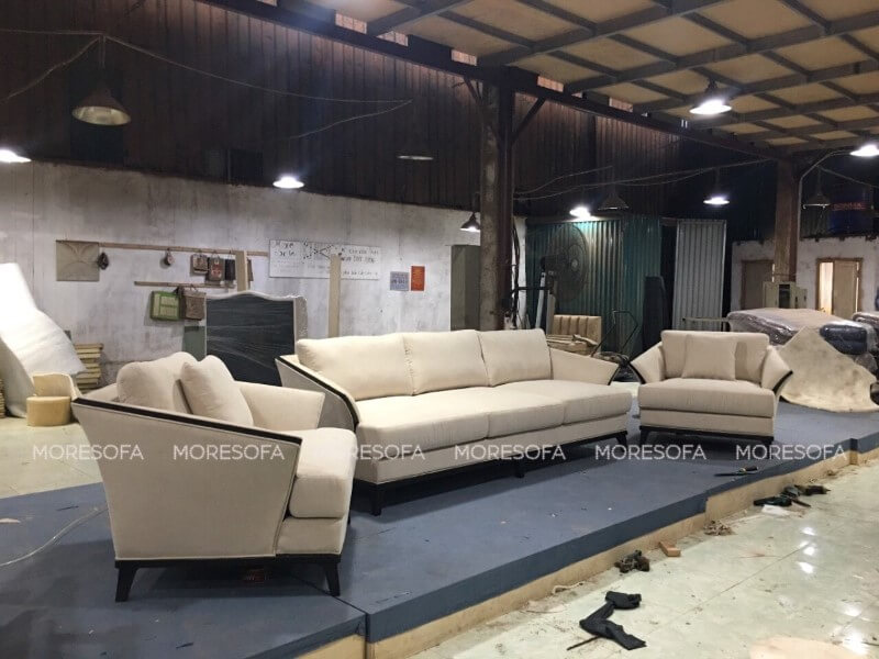 Làm đẹp cho không gian phòng khách gia đình bạn với mẫu sofa hiện đại bọc nỉ màu trắng sữa hài hòa, đẹp mắt. Thiết kế nội thất
