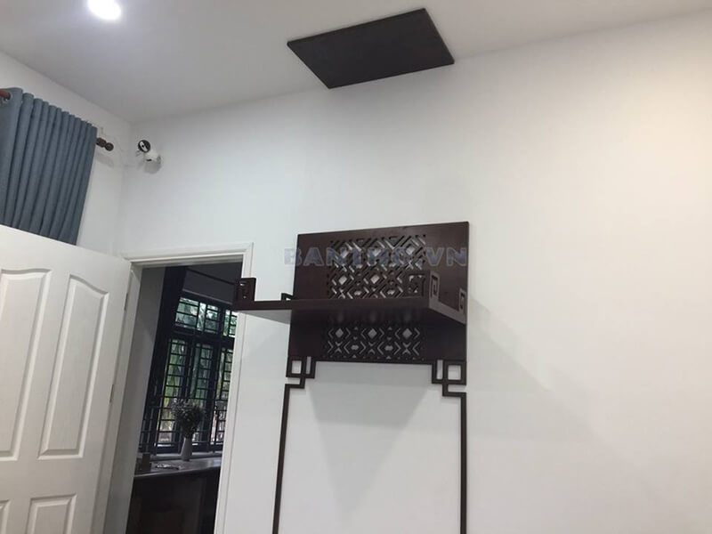 Mẫu bàn thờ treo tường hiện đại mang hơi thở truyền thống.