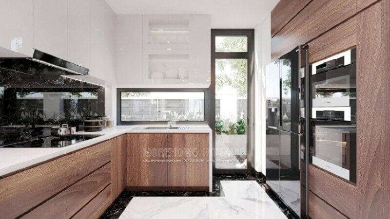 Với ý tưởng trang trí nội thất độc đáo, mẫu phòng bếp hiện đại trong đây sẽ là một mẫu thiết kế tuyệt vời cho các không gian như nhà phố có sân vườn, biệt thự,.. Lối đi ra ngoài sân vườn, bạn có thể tận dụng trồng những cây rau thơm, gia vị; cánh cửa kính trắng giúp bạn có thể vừa nấu ăn vừa theo dõi hoạt động ngoài trời của con.