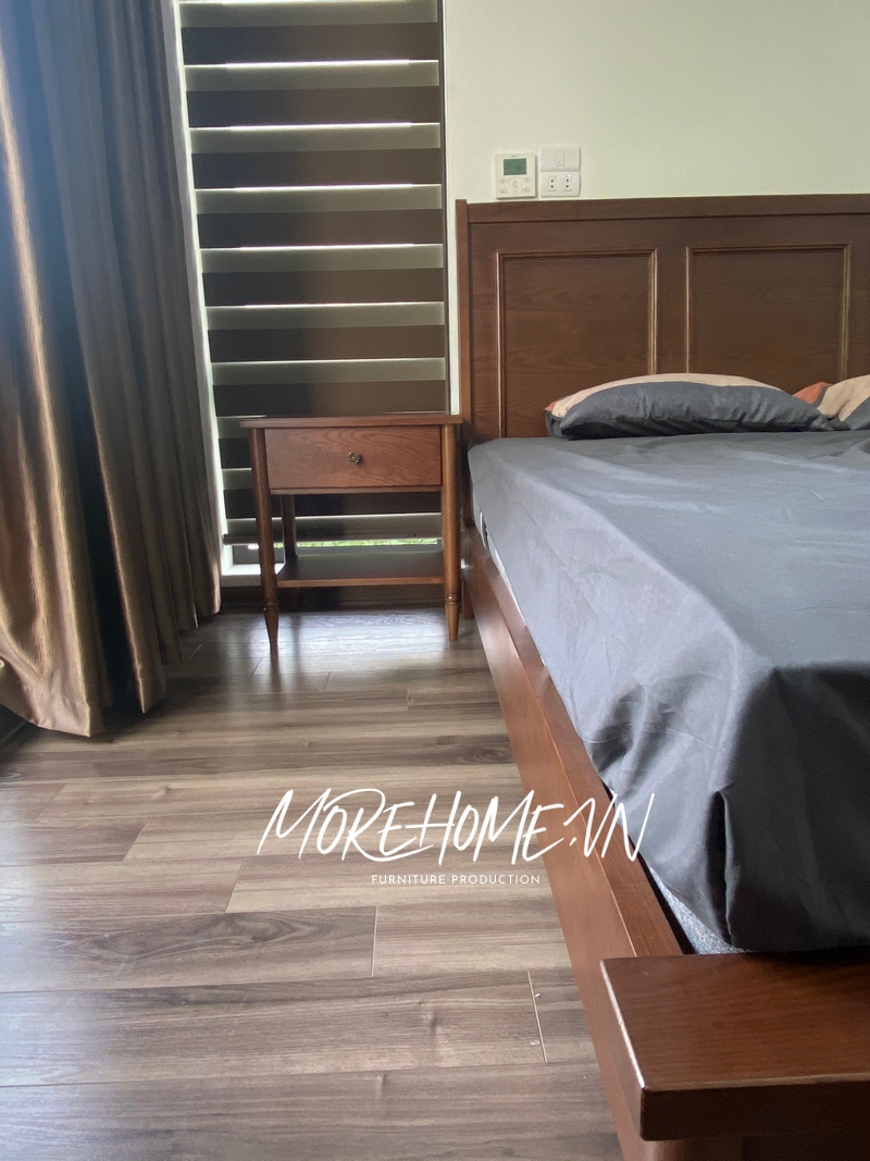 Công việc thi công một tab đầu giường gỗ tự nhiên có chân hiện đại với sự thanh thoát chi tiết sẽ góp phần tô điểm thẩm mỹ cho không gian và tăng cường sự tiện lợi.