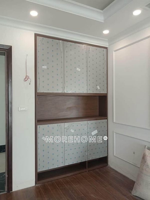 Tủ giầy gỗ laminate có thiết kế để tối ưu hóa không gian tích trữ và có một bề mặt chạm trần.