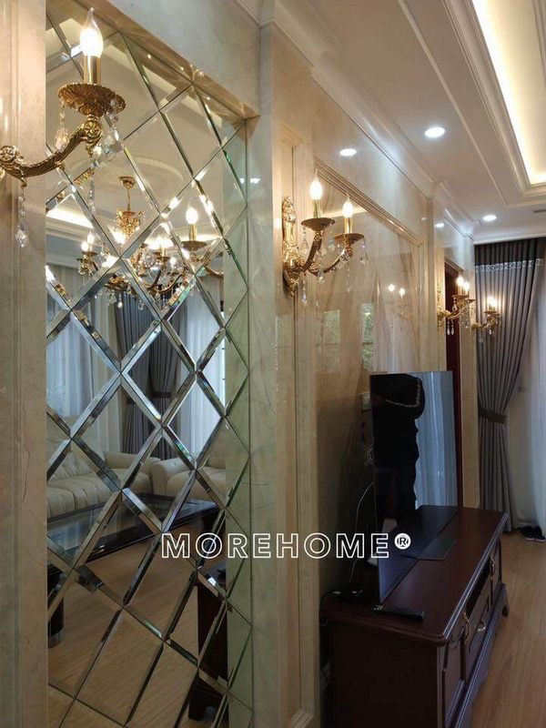 Gương ghép ô mài vát cạnh cho không gian phòng khách thu hút hơn