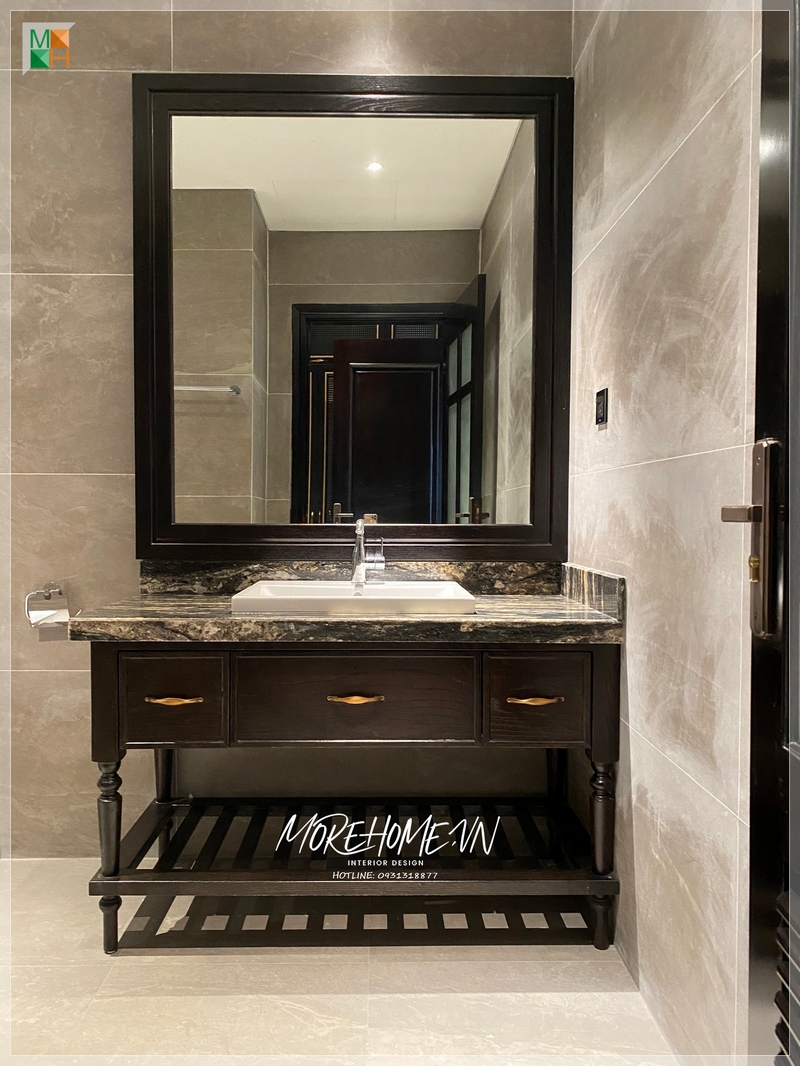 Kệ tủ lavabo gỗ tự nhiên với mặt đá phong cách Indochine là một sự tiện lợi cho việc sử dụng hàng ngày của gia chủ, giúp cất trữ và sắp xếp đồ đạc trong phòng tắm một cách gọn gàng và thẩm mỹ cao.